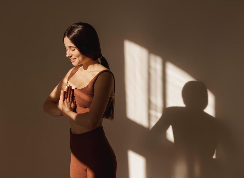 Persona in un momento di riflessione consapevole